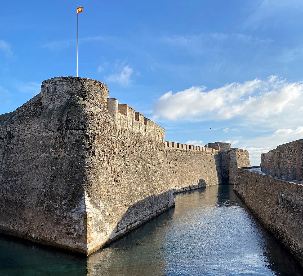 Murallas históricas de Ceuta junto al foso