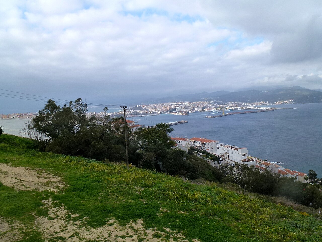 Vista de la costa y la ciudad de Ceuta desde el monte Hacho