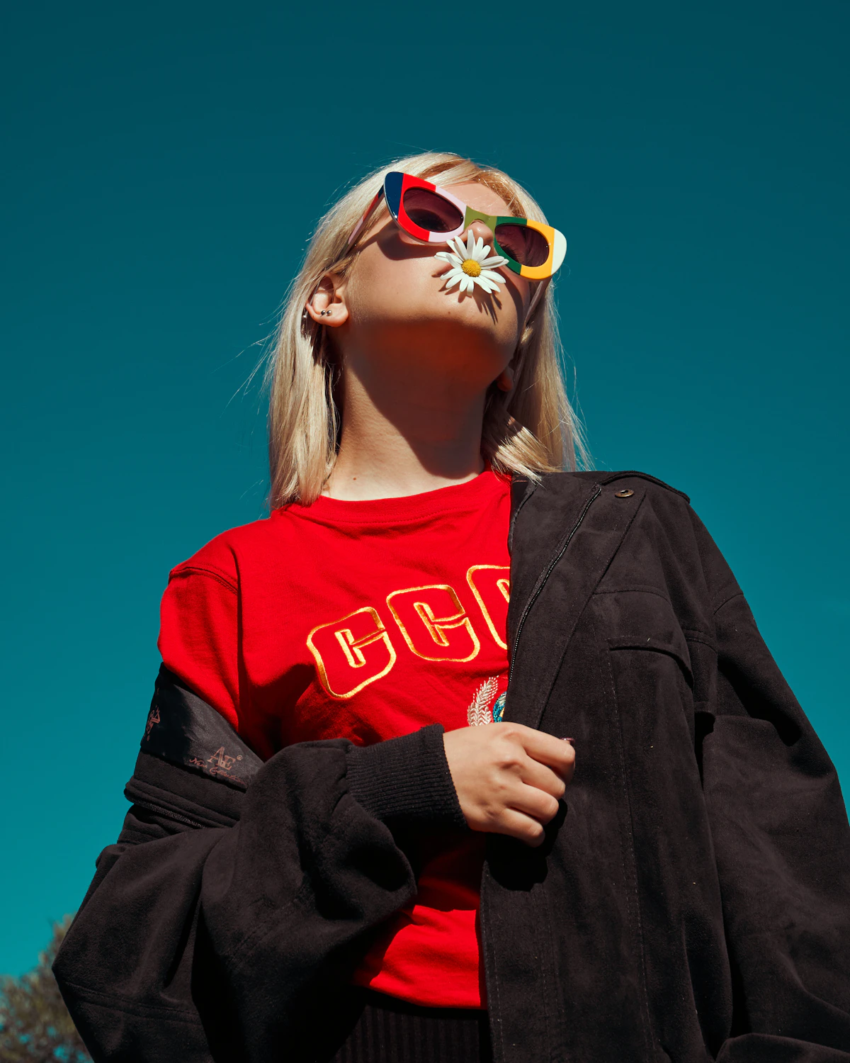Modelo con ropa urbana para la colección de Shop Ceuta